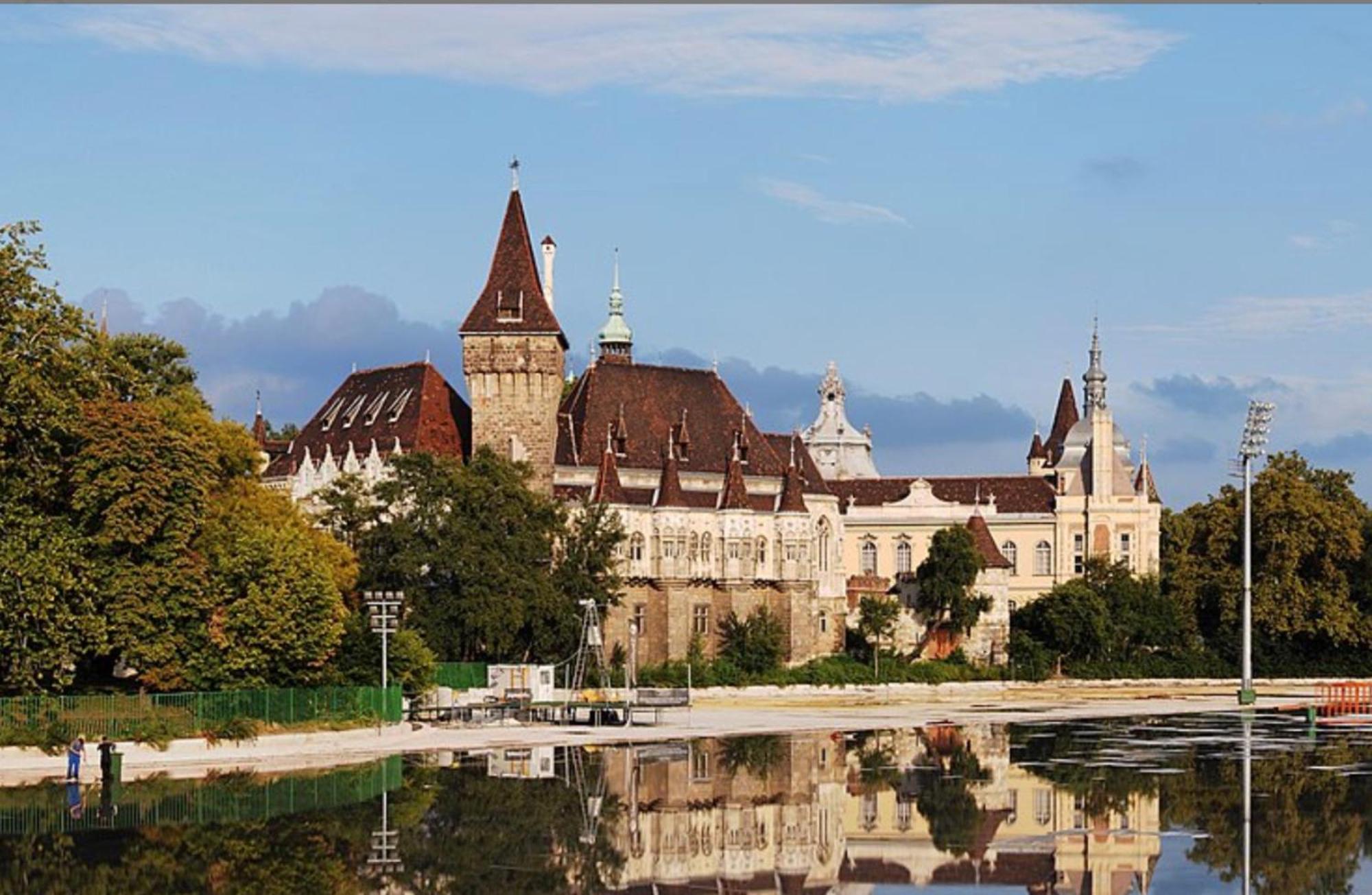 Andrassy Adventures Lägenhet Budapest Exteriör bild